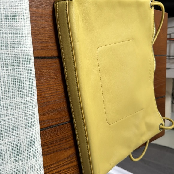 Burberry classic edition bag, yellow and silver mint condition - Picture 6 of 6